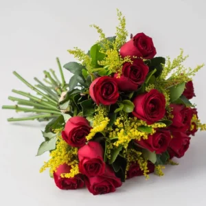 Buquê Especial de 15 Rosas Vermelhas e Folhagens