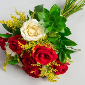 Buquê com 10 Rosas Brancas e Vermelhas