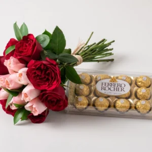 Buquê com 15 Rosas de Duas Cores e Chocolates