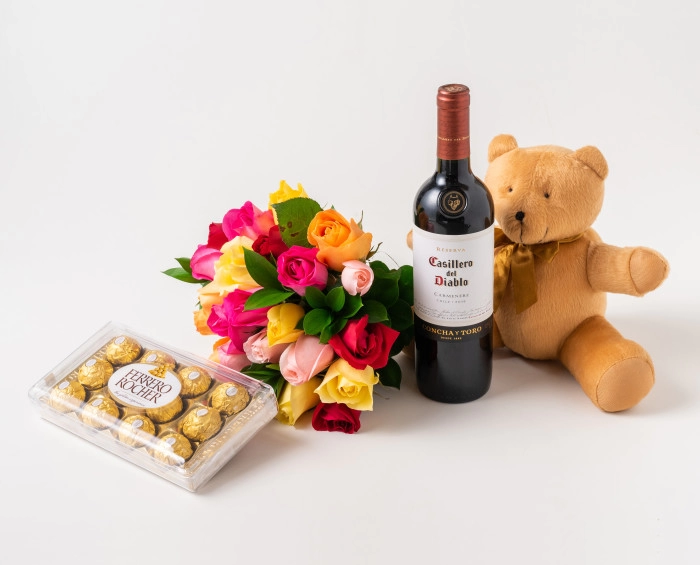 Buquê de 24 Rosas Coloridas, Chocolate, Pelúcia e Tinto