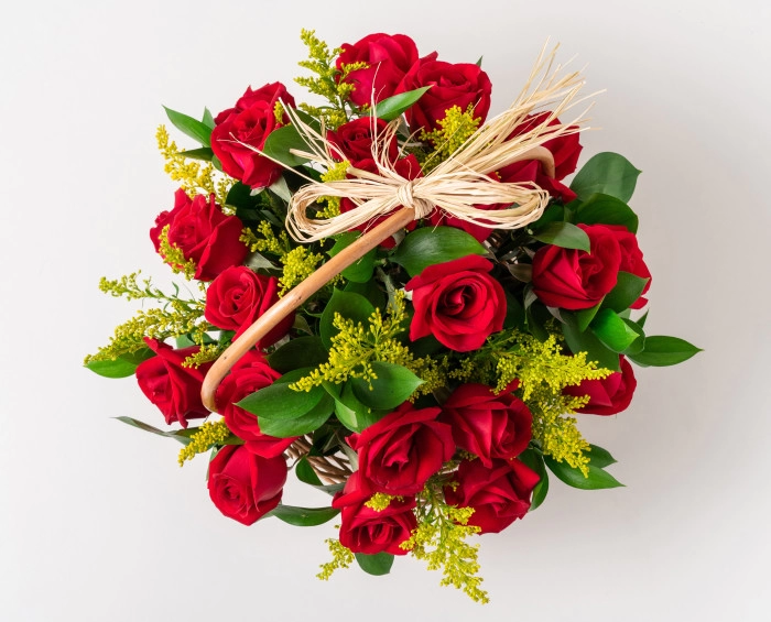 Cesta com 24 Rosas Vermelhas e Chocolate - Imagem 2